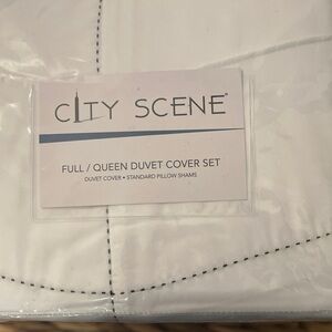 City Scene Full/Queen White Duvet Cover Set with Pillow Shams – New in Packag